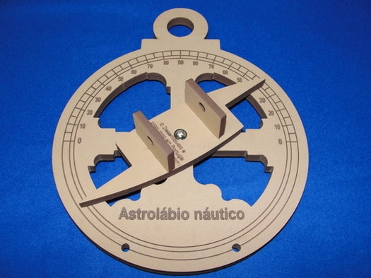 Astrolábio com expositor de 20 cm de diâmetro, cor castanho